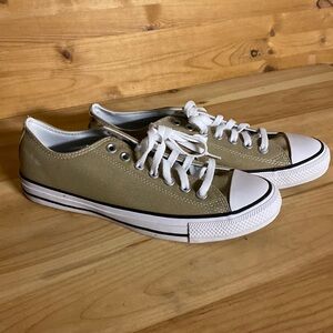 Converse Chuck Taylors nwt men’s size 8.5